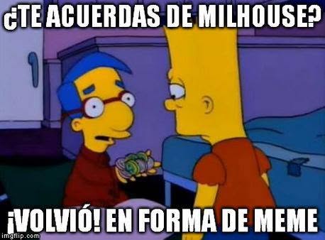 Imagen de Milhouse sosteniendo las fichas de Alf, dirigiéndose a Bart '¿Te acuerdas de Milhouse? Volvió, en forma de meme'